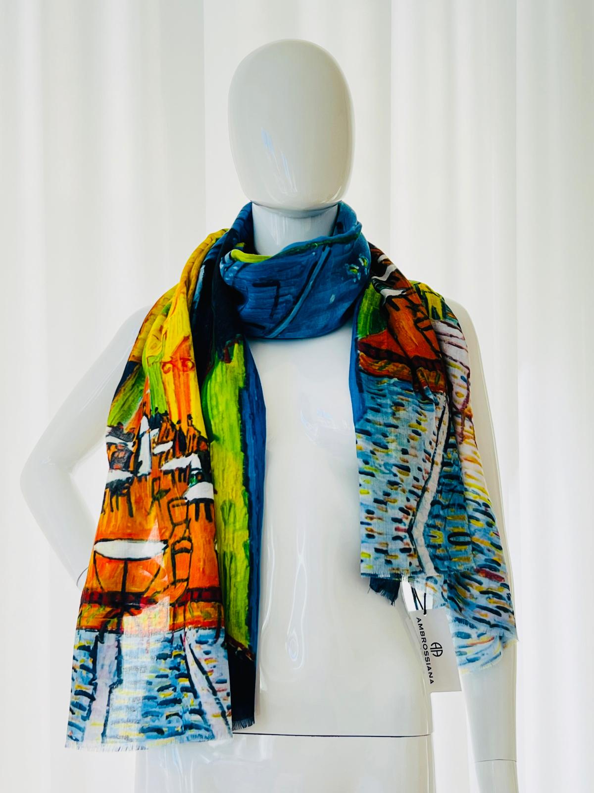 Modischer, eleganter Schal mit romantischem, italienischem Charakter, aus hochwertiger Viscose, in leuchtenden Farben mit künstlerischem Design.