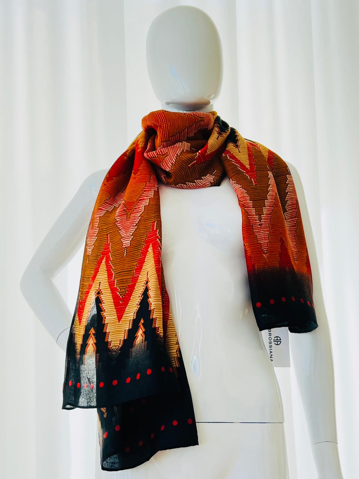 Modischer und eleganter Schal mit italienischem Charakter, aus hochwertiger Viscose, in leuchtenden, harmonischen Farben und temperamentvollem Design.