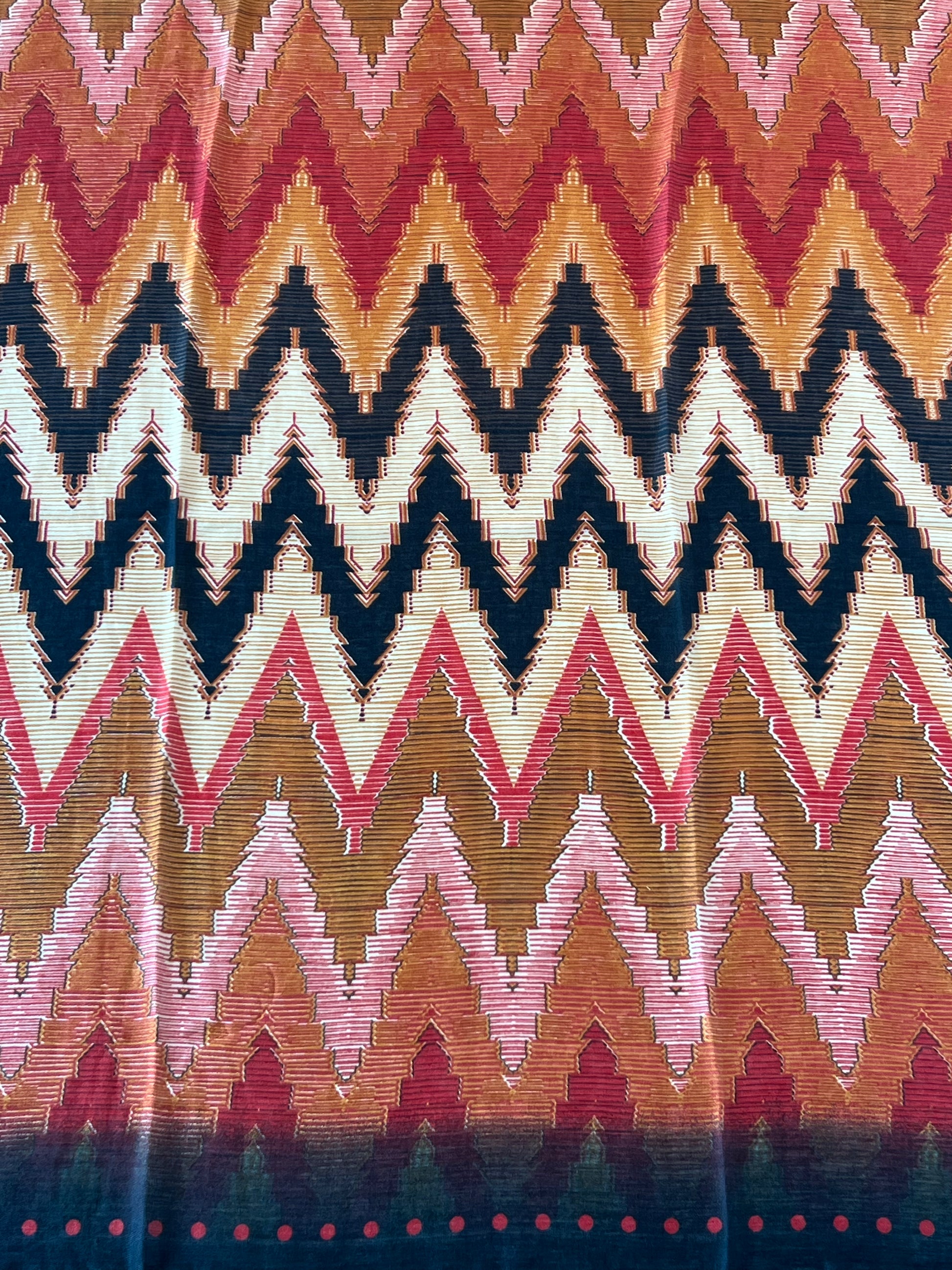 Trendiger Schal mit einem typisch italienischem, temperamentvollem Charakter, leuchtenden Farben und modischem Muster.